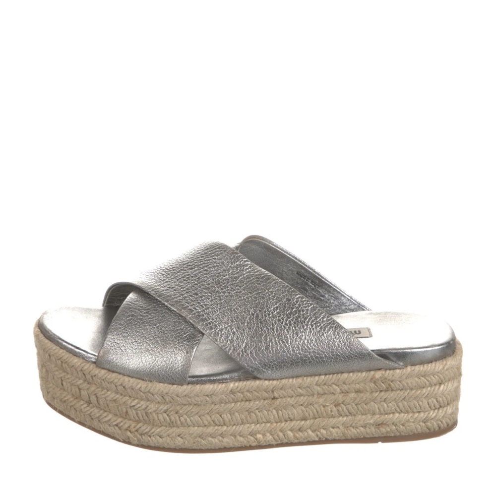 I love this sandals, only reason I am selling is I am downsizing.